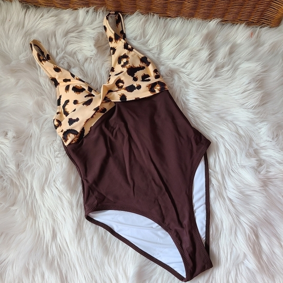 Bronw animal print and solid one piece - Picture 10 of 12